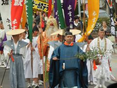 　明治22年の水害まで、熊野本宮大社が建っていた大斎原(おおゆのはら)を通り過ぎた時、お祭りの行列に出会いました。
