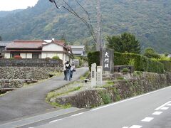 　次は、熊野古道で最も有名な大門坂です。
　一般的なツアーでもよく組み入れられています。
　歩く距離は数百?。場所は熊野那智神社と青岸渡寺の近くです。