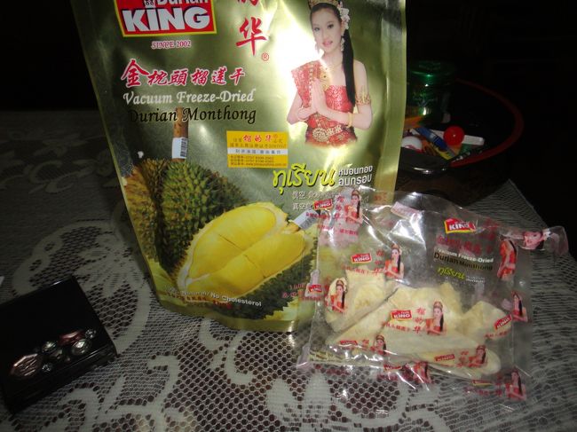 デザート：ドライドリアン。これいけます！！生ドリアン食べない娘ちゃんもこれは食べます。１袋に２袋の小袋入りで４０元。親しい人へのおみやげにいいと思いました。