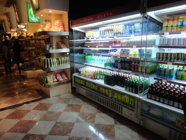 受付横で好きなものを買ってルームに行きます。ルームでお酒とか足りなくなったら、また自分でここに来て買っていきます。