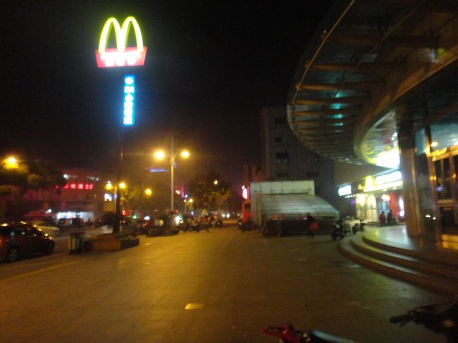 街中で催したら24時間営業マク○ナルドに駆け込みます。