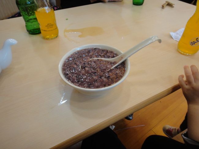 朝食、飲みすぎでお粥が欲しくて小吃店に来ましたがお粥2種類しかなくこれ美味しくない・・・店名は、すいません、忘れましたがチェーン店です。嫁も知らなかった松江で新しくできた所でよくはやってました。