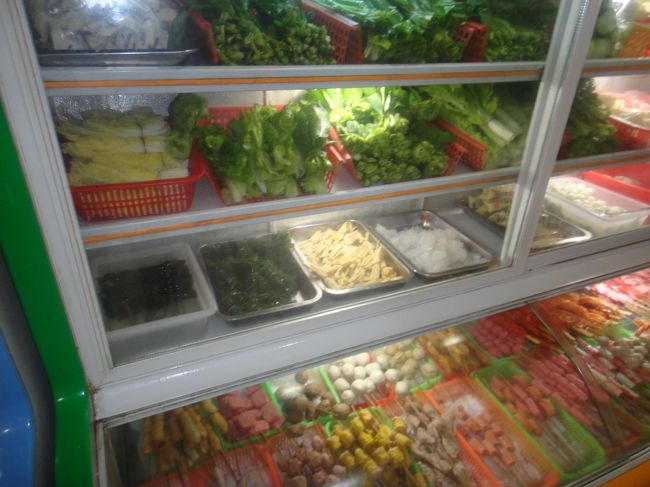 朝は昨日の疲れで家に帰って２度寝です(__)｡｡ooOZZZZお昼は松江中心に私だけ麻ラー湯食べに。麻ラー湯は冷蔵庫で自分の好きな具を取って煮てもらう、いわばセルフうどんのようなもんです。