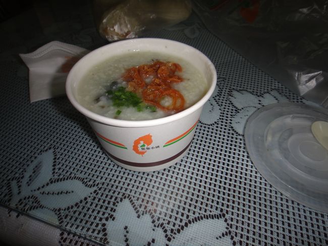 朝食は家でテイクアウトピータンお粥・・・上の焦がし油条がよいアクセント