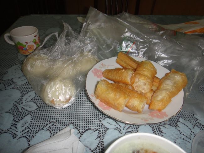 饅頭・油条もあります・・・中国の本当の普通の朝ごはんでしょうか