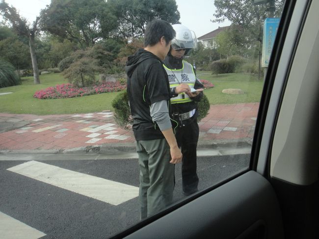さあ、月曜日なのではりきって娘ちゃんの幼稚園登校に付き添いましょう！！・・・って、あーお父さん警察に捕まりました。赤信号の所をとろとろ出て行くから・・・100元罰金2点減点なり。累積12点減点でお勉強しないといけないそうです。