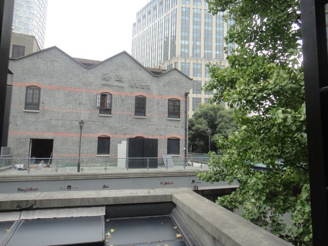 スタバの2F窓から。嫁は上海に住んでいながら新天地初めてとのこと。この後タクシーを捕まえて・・・