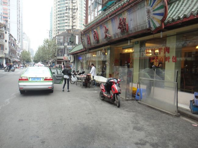 ジャーン、月圓火鍋到着。タクシーの運ちゃん、場所知らなかったけど宁海东路と言えばそこに向かってくれ、入ったらいきなり羊肉を店先で切っているところがあったのですぐわかりました。