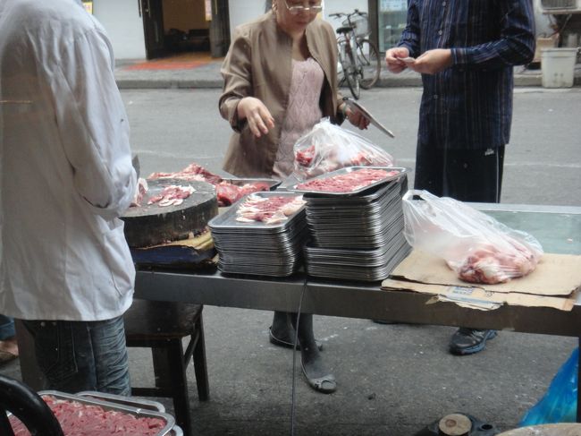 本当に外で羊肉切ってます。衛生面は・・・おなか壊さなかったので大丈夫でしょう。