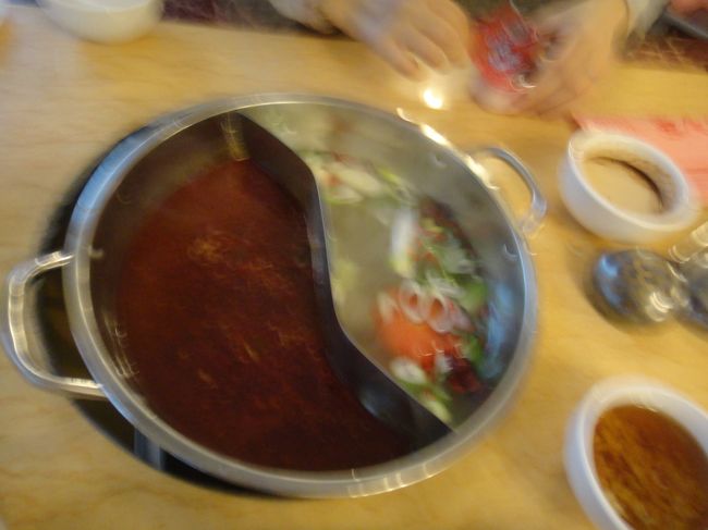 鍋底（スープ）は2種類の紅白鴛鴦鍋にしてみました。