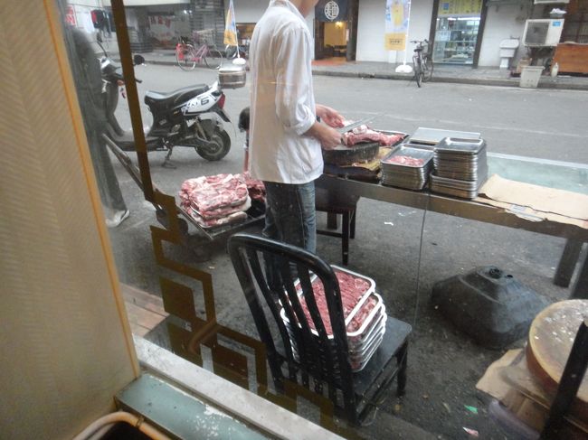 窓際の席で切っているのもよく見えました。