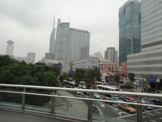 食べ終わってから人民広場駅までお散歩です。中心部、都会やなぁ