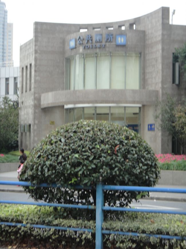 途中の公衆便所。ここ以外でも嫁が多分お金いるわ、と入った便所にお金はかかりませんでした。