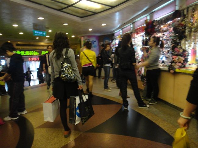 わかりにくいですが、これ地下街のど真ん中で女の人同士が喧嘩して、一人が泣き叫んでいるのを人がなだめています。