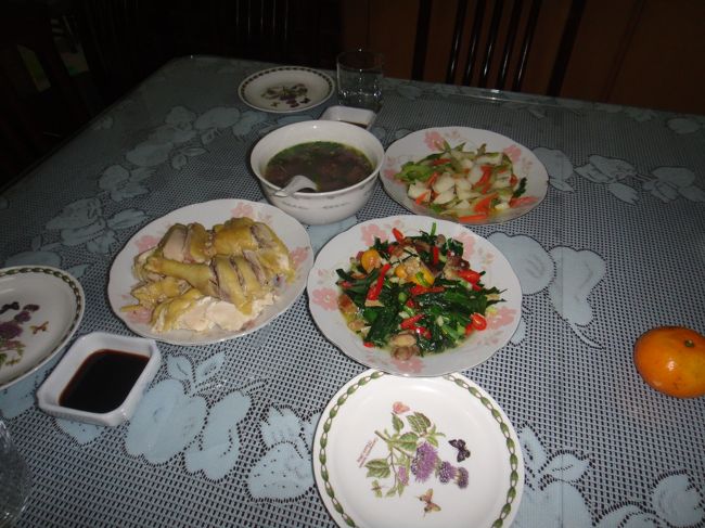 晩ご飯は家で、パパが農家から買ってきた放し飼い鶏を捌いて鳥料理作りました。