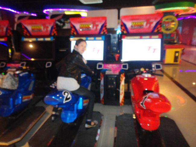 確かに・・・しかもお金いれたのに1番は動かなーい。奥でお魚のコイン入れるゲームにぼちぼち人が・・・賭博？まぁ今日はここまでにしときましょう。