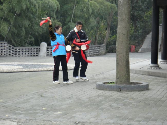 青い服着た女性は先生です。太鼓演舞の修行中、かっこよかった