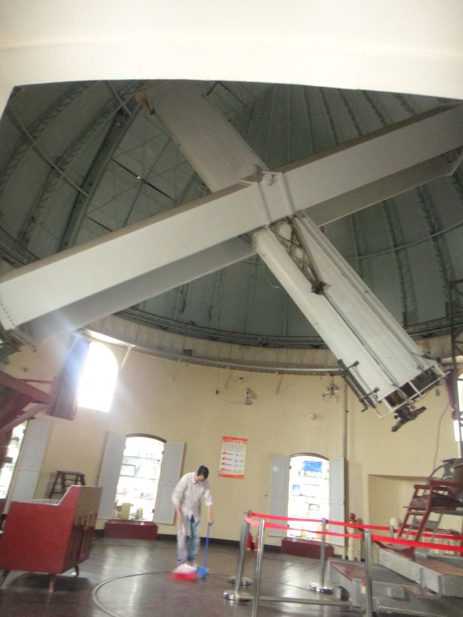 天文台の望遠鏡です。<br />このおっさんこの部屋に入るとおもむろに掃除しだしました。