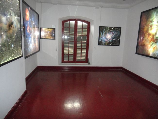 フラッシュで明るいですが、暗い部屋に写真が光って飾ってあって幻想的です