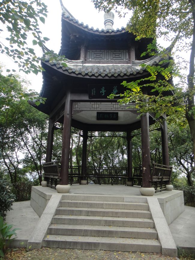 陸遜は呉郡華亭の人・・・とのことで、小昆山に華亭と書かれた休憩所がありました。