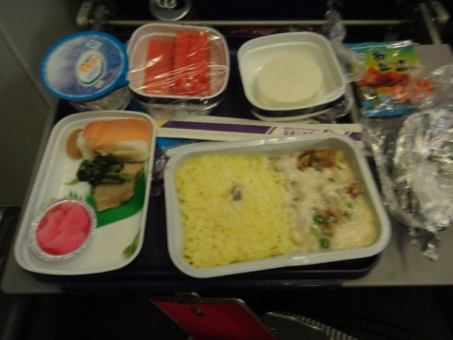 晩御飯は機内食。まずいかも、ってことでママに粽を作ってもらっていたのを待合で食べたんだけど・・・