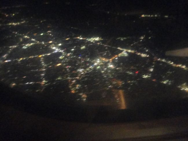 岡山市付近の夜景です。岡山空港にちょっと早め20：30前後には着陸してたと思うけど、大韓航空便が20：05到着で機内で１０分ほど待たされるわ、荷物出てくるのが大韓航空のが全部終わった後とかで20-30分待つわで結局空港を出たのは21：30前でした。確かに帰りの時間は良くなったけど、これは改善点だなぁ
