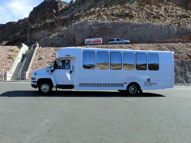 　初日は大きめのバンと言うか　バス。