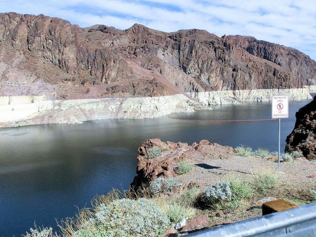 　白い部分が通常の水位で　ご多分に漏れずラスベガスも水不足<br />　オーやベラッジオの噴水ショーで　多量の水を使うせい？（笑）