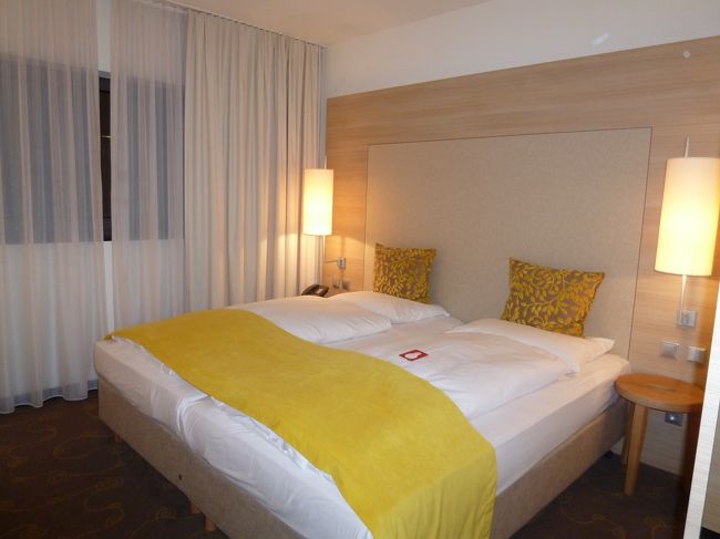 11月1日<br />成田⇒ウィーン⇒ザルツブルク<br /><br />ウィーンで国内線に乗り換えて、ザルツブルクへ！！<br />ザルツブルク空港からトロリーバスに乗って中央駅に無事到着。<br />今日から２泊お世話になるのは『ラマダホテル』<br />新しいのでとってもキレイ。狭いけどスタイリッシュな室内。