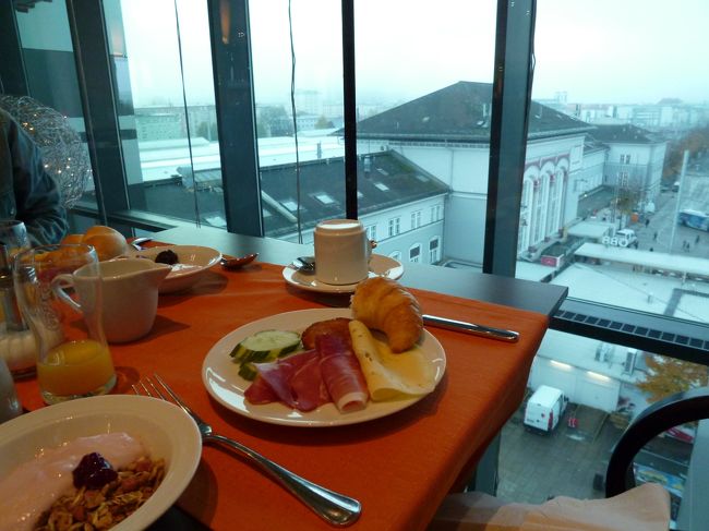 11月2日<br />ラマダホテルのブッフェ朝食〜☆<br />ガラス張りの窓からは、ザルツブルク中央駅が見えます。