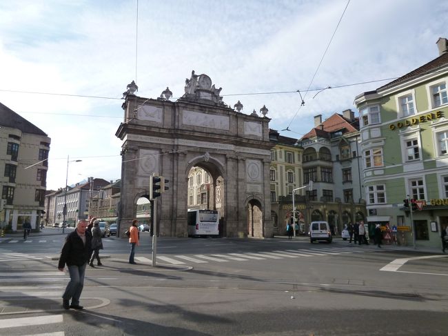 11月2日<br />駅中のインフォメーションは担当者が居なくCLOSE…<br />インスブルックカードを買う為に、他のインフォメーションに向かいます。<br />てくてく歩いていると、凱旋門発見。