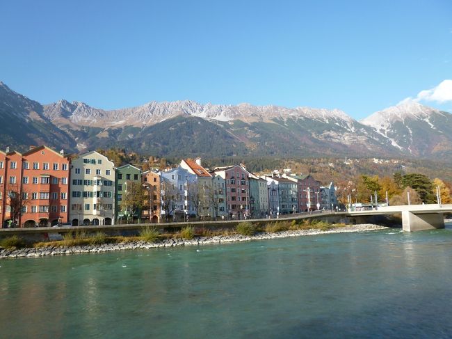 11月2日<br />イン川<br />イン橋近くからの眺め♪<br />おもちゃ箱の中のような可愛いおうちが並んでる〜