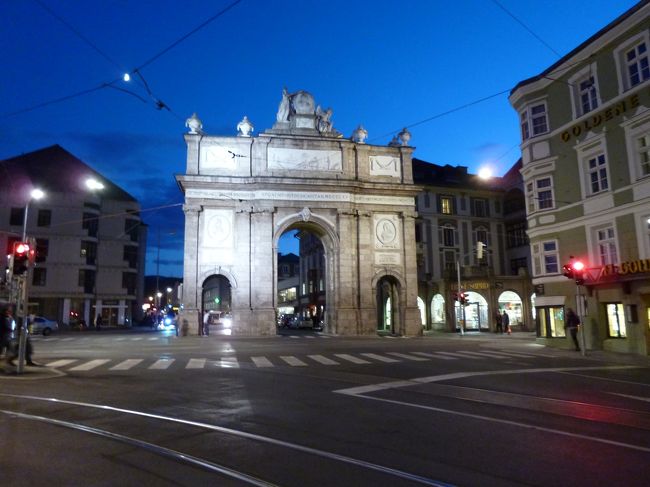 11月2日<br />夜の凱旋門<br /><br />王宮がCLOSEだったのが残念…<br />素敵な場所だよインスブルック☆