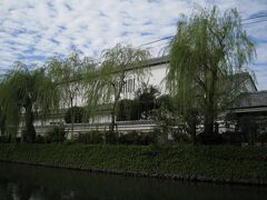 右に見えて来たのが柳川古文書館。
あぁ〜、ちょっと覗いてみたい。。。