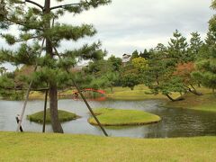 名勝旧大乗院庭園
数少ない中世の遺構を残す貴重な庭園で国の名勝に指定されています（ホームページより）
公開：9時〜17時　休園日：月曜
（この日は、月曜日で休園日でした…。柵の上から、パチリ！失礼いたしました…）
後ろにちらりと見える建物は「奈良ホテル」
（時間があればこの「奈良ホテル」でお茶したかったのですが、てくてくに忙しくって…＾＾；）