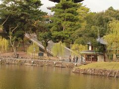 

「猿沢池」へ。。。


私がこの「猿沢池」の風景を初めて目にしたのが
中学生の時の修学旅行でのこと…。

この穏やかな「猿沢池」に、しっとりとした五重塔。。。

それ以来、ず〜っとkuritchiのお気に入りの風景です。。。