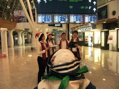 空港では、クリスマスの聖歌隊？