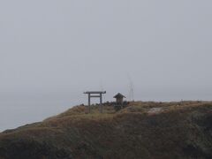 経島の上には小さな祠と鳥居があります。

この島は、年に１度の神事の時以外は立ち入ることは

禁じられている神聖な場所です。