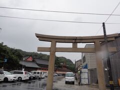 海岸に出ると日御碕神社の鳥居が立っています。