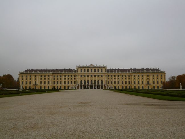 11月4日<br />シェーンブルン宮殿<br />開館の8時半頃に行きました。<br />チケット売り場も入口も並ばずにスムーズに入場できたよ。