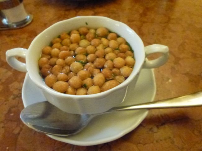 11月4日<br />ウィーン『オーバラ・シュタットハウス』でランチ☆<br />ランチセットが口コミ評判が良かったので頼んでみました。<br />最初のズッペ(スープ)、揚げ玉みたいなクルトンがたくさんのってるコンソメスープ。