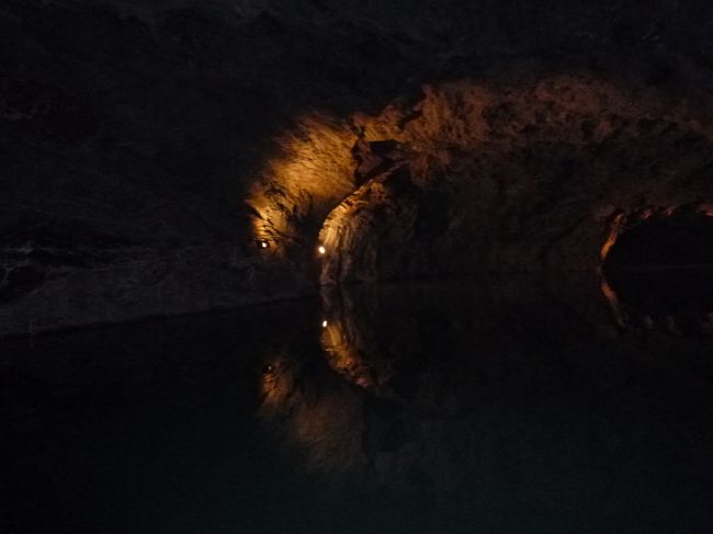 11月4日<br />地底湖<br />細長いトンネルを歩いてから、ボートに乗って中を遊覧。