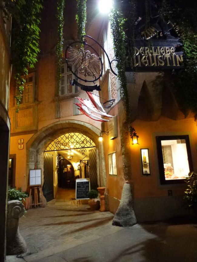 11月4日<br />夜ごはんは『グリーヒェンバイスル』<br />ウィーン最古のレストランみたい。<br />建物の雰囲気が可愛い。
