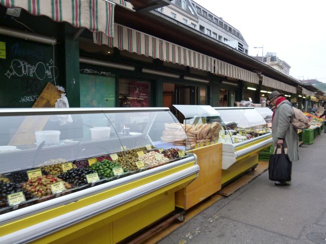 11月5日<br />ナッシュマルクト<br />フルーツ、チーズ、パンなどなど…ずらりと並ぶ。<br />