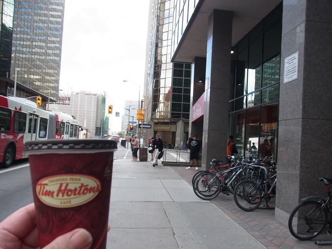 さあ、もう学校の前です。学校はビルの中の3階から上を使っています。<br />私は3階の教室。<br />隣のビルの一階にはSubwayがあるので、二回ほど、サンドイッチを英語で買うという挑戦を試みました。一勝一敗でした。<br />一度目は取り敢えず希望のが買えたけれど、二度目はソース選びに失敗…<br />なんだか味のないサンドイッチで、多分マスタードだけ注文したみたい。<br />マスタード味のドレッシングかと勘違いしてしまった。<br />その隣の角にはティムホートンのコーヒーショップが。<br />いつも二重重ねのカップでくれる。持っても熱くないから嬉しい。<br />