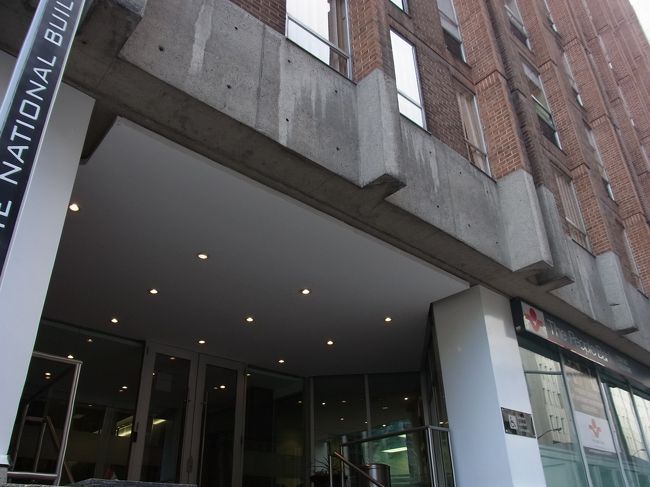 これが学校の入っているビルです。<br />通り一本向こうにはジオス校もある。<br />本当に街中。<br />オタワは静かで落ち着いている。