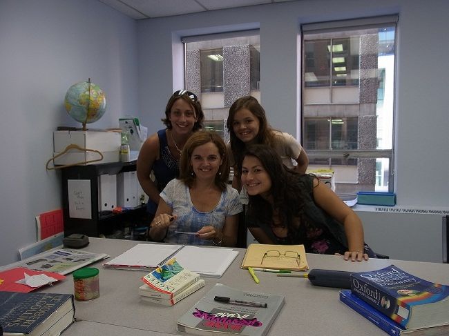 最初トライで参加したフランクの初級コースのクラスメート達。<br />スペイン、フランス、ブラジル、チリなどから来ている。<br />優しくしてくれてありがとう。感謝。<br />私は欲を出して少し上のクラスを選択したら、時期的に生徒は私1人！！！！<br />毎日個人レッスン状態だった。ラッキー？なのか？ちょっと淋しくはある。<br />なにしろラマダンの時期にかかっていたので、中東から来ている生徒は皆一時帰国しているそうだ。なぜなら、オタワにいると日が長いので、日没まで飲食を我慢するのが大変。だから国に帰るのだそうな。ふぅむ。<br />それに、新学期が始まる端境期なので、尚更に学生が少ない。<br />でも、上の階のフランス語クラスには生徒はもっといるみたいだった。<br />ここは英語とフランス語を教えています。<br />