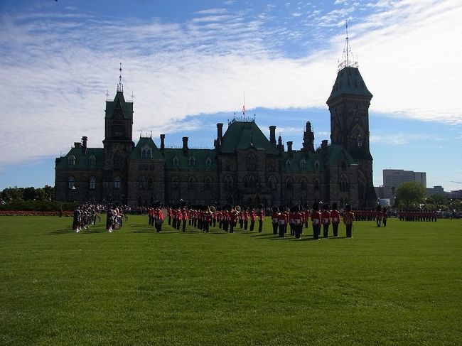 フランクの勧めで皆と国会議事堂でお昼に行われる衛兵交替式を見に行く。