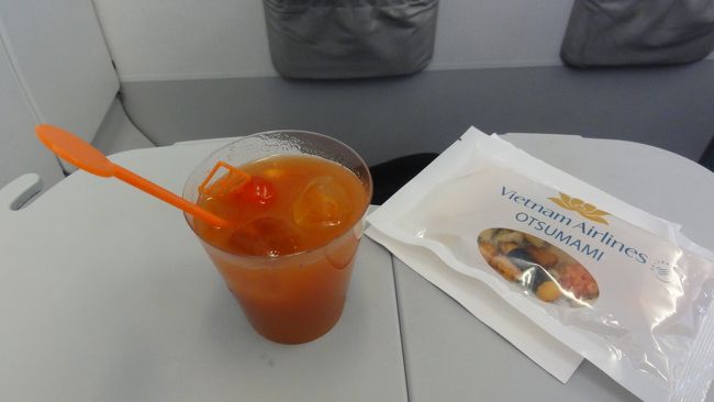 メニュー表に、「ブラディメアリー」　がありました。<br /><br />珍しいのでお願いしました。<br /><br />僕の席は、「一番先頭」。<br /><br />作るのに　「２分以上」　かかり、ＣＡは、<br /><br />最初のオーダーで、「これかよ」　と<br /><br />「ムッ」　としてました。