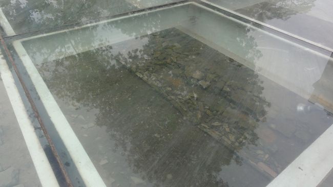 「発掘中」　です。<br /><br />掘り進めれば、さらに　「古い時代」　のものが出てくるそうです。<br /><br /><br /><br />